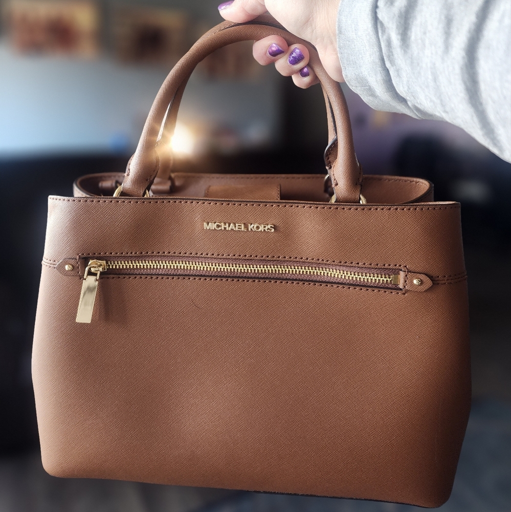 Mk tan purse with side zipper.